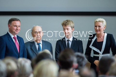  01.09.2018 GDYNIA<br />UROCZYSTOSC ROZPOCZECIA ROKU SZKOLNEGO 2018/2019 ORAZ 55-LECIE NADANIA III LO IMIENIA MARYNARKI WOJENNEJ XXV LAT MATURY MIEDZYNARODOWEJ W POLSCE Z UDZIALEM ANDRZEJA DUDY I AGATY KORNHAUSER DUDY<br />N/Z PREZYDENT RP ANDRZEJ DUDA AGATA KORNHAUSER DUDA Z UCZNIEM UHONOROWANYM STYPENDIUM IM. PROFESORA CZESLAWA POZNANSKIEGO<br /> 
