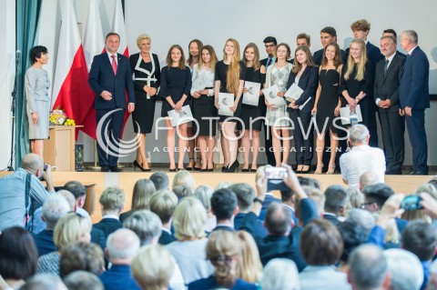  01.09.2018 GDYNIA<br />UROCZYSTOSC ROZPOCZECIA ROKU SZKOLNEGO 2018/2019 ORAZ 55-LECIE NADANIA III LO IMIENIA MARYNARKI WOJENNEJ XXV LAT MATURY MIEDZYNARODOWEJ W POLSCE Z UDZIALEM ANDRZEJA DUDY I AGATY KORNHAUSER DUDY<br />N/Z WOJCIECH SZCZUREK AGATA KORNHAUSER DUDA PREZYDENT RP ANDRZEJ DUDA WRAZ Z NAGRODZONYMI UCZNIAMI<br /> 