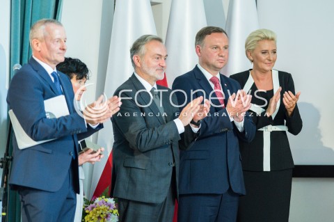  01.09.2018 GDYNIA<br />UROCZYSTOSC ROZPOCZECIA ROKU SZKOLNEGO 2018/2019 ORAZ 55-LECIE NADANIA III LO IMIENIA MARYNARKI WOJENNEJ XXV LAT MATURY MIEDZYNARODOWEJ W POLSCE Z UDZIALEM ANDRZEJA DUDY I AGATY KORNHAUSER DUDY<br />N/Z WOJCIECH SZCZUREK PREZYDENT RP ANDRZEJ DUDA AGATA KORNHAUSER DUDA<br /> 