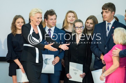  01.09.2018 GDYNIA<br />UROCZYSTOSC ROZPOCZECIA ROKU SZKOLNEGO 2018/2019 ORAZ 55-LECIE NADANIA III LO IMIENIA MARYNARKI WOJENNEJ XXV LAT MATURY MIEDZYNARODOWEJ W POLSCE Z UDZIALEM ANDRZEJA DUDY I AGATY KORNHAUSER DUDY<br />N/Z AGATA KORNHAUSER DUDA RADOSC<br /> 