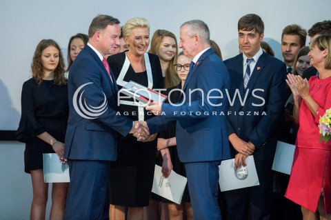  01.09.2018 GDYNIA<br />UROCZYSTOSC ROZPOCZECIA ROKU SZKOLNEGO 2018/2019 ORAZ 55-LECIE NADANIA III LO IMIENIA MARYNARKI WOJENNEJ XXV LAT MATURY MIEDZYNARODOWEJ W POLSCE Z UDZIALEM ANDRZEJA DUDY I AGATY KORNHAUSER DUDY<br />N/Z ANDZREJ DUDA AGATA KORNHAUSER DUDA PRZEKAZUJA FLAGE NARODOWA DLA III LO W GDYNI<br /> 