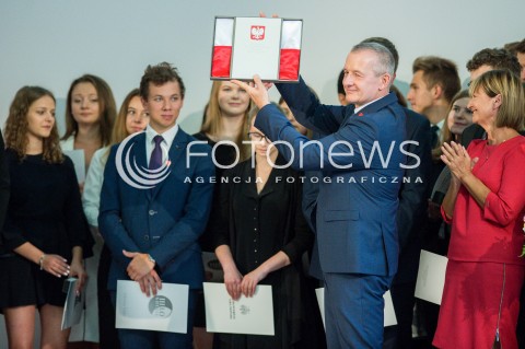  01.09.2018 GDYNIA<br />UROCZYSTOSC ROZPOCZECIA ROKU SZKOLNEGO 2018/2019 ORAZ 55-LECIE NADANIA III LO IMIENIA MARYNARKI WOJENNEJ XXV LAT MATURY MIEDZYNARODOWEJ W POLSCE Z UDZIALEM ANDRZEJA DUDY I AGATY KORNHAUSER DUDY<br />N/Z ANDZREJ DUDA AGATA KORNHAUSER DUDA PRZEKAZUJA FLAGE NARODOWA DLA III LO W GDYNI<br /> 