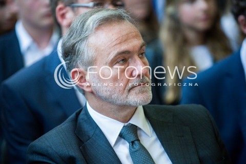  01.09.2018 GDYNIA<br />UROCZYSTOSC ROZPOCZECIA ROKU SZKOLNEGO 2018/2019 ORAZ 55-LECIE NADANIA III LO IMIENIA MARYNARKI WOJENNEJ XXV LAT MATURY MIEDZYNARODOWEJ W POLSCE Z UDZIALEM ANDRZEJA DUDY I AGATY KORNHAUSER DUDY<br />N/Z WOJCIECH SZCZUREK<br /> 