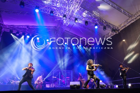  02.09.2018 WARSZAWA<br />KONCERT FINALOWY FESTIWALU SINGERA ARA MALIKIAN<br />N/Z ARA MALIKIAN JORGE ANTONIO GUILLEN DEL CASTILLO (SKRZYPCE) TANIA BERNAEZ ABAD (BAS) ANTONIO CARMONA VIVES (GITARA) CRISTINA LOPEZ GARRIDO (WIOLONCZELA) CHARLES HUMBERTO ARMAS ARMAS (ALTOWKA) NANTHA KUMAR (INDIAN TABLE) HECTOR OSORIO HEREDIA (PERKUSJA)<br /> 