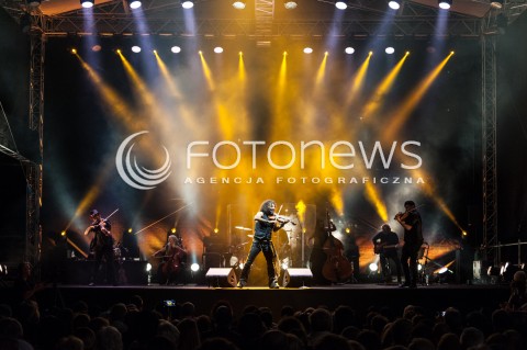  02.09.2018 WARSZAWA<br />KONCERT FINALOWY FESTIWALU SINGERA ARA MALIKIAN<br />N/Z ARA MALIKIAN JORGE ANTONIO GUILLEN DEL CASTILLO (SKRZYPCE) TANIA BERNAEZ ABAD (BAS) ANTONIO CARMONA VIVES (GITARA) CRISTINA LOPEZ GARRIDO (WIOLONCZELA) CHARLES HUMBERTO ARMAS ARMAS (ALTOWKA) NANTHA KUMAR (INDIAN TABLE) HECTOR OSORIO HEREDIA (PERKUSJA)<br /> 