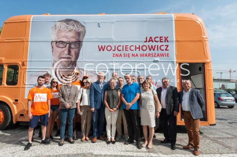 Autobus wyborczy kandydata na prezydenta Jacka Wojciechowicza w Warszawie