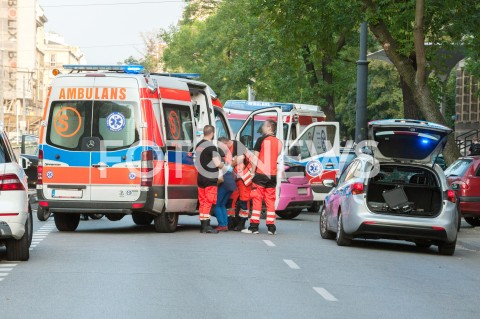  07.09.2018 WARSZAWA<br />ULICA NOWOWIEJSKA<br />CZOLOWE ZDERZENIE SAMOCHODOW<br />N/Z KARETKA AMBULANS RATOWNICY MEDYCZNI<br /> 