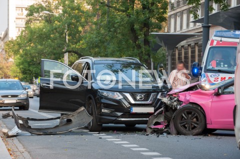  07.09.2018 WARSZAWA<br />ULICA NOWOWIEJSKA<br />CZOLOWE ZDERZENIE SAMOCHODOW<br />N/Z ZDERZONE POJAZDY AMBULANS KARETKA<br /> 