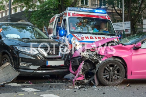 Czołowe zderzenie samochodów w Warszawie