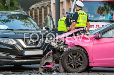  07.09.2018 WARSZAWA<br />ULICA NOWOWIEJSKA<br />CZOLOWE ZDERZENIE SAMOCHODOW<br />N/Z ZDERZONE POJAZDY POLICJANCI KARETKA<br /> 