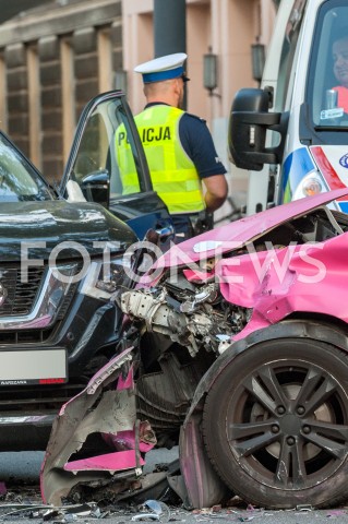  07.09.2018 WARSZAWA<br />ULICA NOWOWIEJSKA<br />CZOLOWE ZDERZENIE SAMOCHODOW<br />N/Z ZDERZONE POJAZDY POLICJANT KRETKA AMBULANS<br /> 