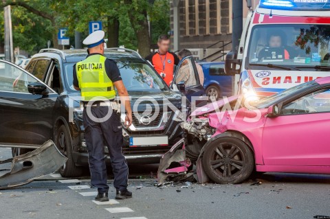  07.09.2018 WARSZAWA<br />ULICA NOWOWIEJSKA<br />CZOLOWE ZDERZENIE SAMOCHODOW<br />N/Z ZDERZONE POJAZDY KARETKI AMBULANSE POLICJANT<br /> 