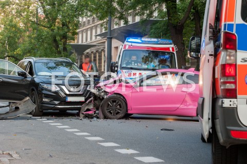  07.09.2018 WARSZAWA<br />ULICA NOWOWIEJSKA<br />CZOLOWE ZDERZENIE SAMOCHODOW<br />N/Z ZDERZONE POJAZDY KARETKI AMBULANSE<br /> 