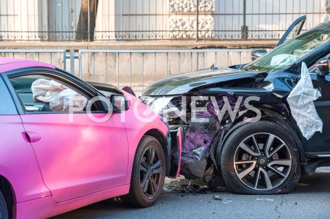  07.09.2018 WARSZAWA<br />ULICA NOWOWIEJSKA<br />CZOLOWE ZDERZENIE SAMOCHODOW<br />N/Z ZDERZONE POJAZDY PEKNIETE PODUSZKI POWIETRZNE<br /> 