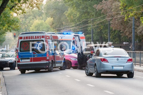 07.09.2018 WARSZAWA<br />ULICA NOWOWIEJSKA<br />CZOLOWE ZDERZENIE SAMOCHODOW<br />N/Z KARETKI UCZESTNICY WYPADKU<br /> 
