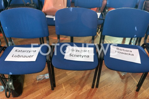  08.09.2018 WARSZAWA<br />KONWENCJA KOALICJI OBYWATELSKIEJ<br />N/Z KRZESLA Z NAZWISKAMI LIDEROW FORMACJI KATARZYNA LUBNAUER GRZEGORZ SCHETYNA BARBARA NOWACKA<br /> 
