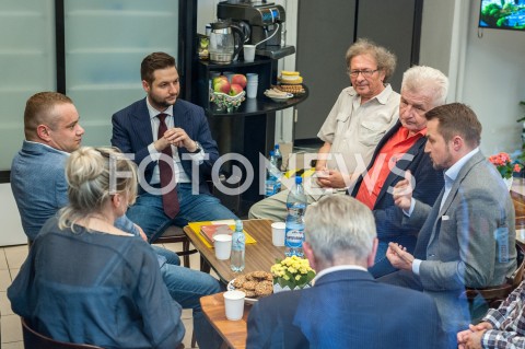 Spotkanie Patryka Jakiego z kontrkandydatami w Warszawie