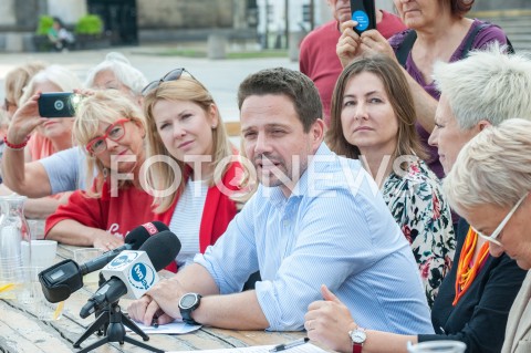  18.09.2018 WARSZAWA<br />SPOTKANIE RAFALA TRZASKOWSKIEGO Z PRZEDSTAWICIELAMI KONGRESU KOBIET<br />N/Z RAFAL TRZASKOWSKI ANNA KARASZEWSKA<br /> 