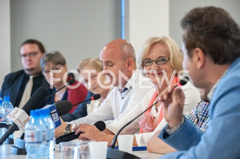  21.09.2018 WARSZAWA<br />KONFERENCJA PROGRAMOWA KRYSTYNY KRZEKOTOWSKIEJ<br />N/Z PAWEL KOWALSKI JOANNA KOWALSKA MAREK LEWANDOWSKI ZOFIA NAKIELSKA GRZEGORZ JAKUBIEC KRYSTYNA KRZEKOTOWSKA ANDRZEJ REMPALSKI<br /> 
