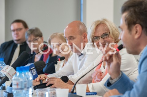  21.09.2018 WARSZAWA<br />KONFERENCJA PROGRAMOWA KRYSTYNY KRZEKOTOWSKIEJ<br />N/Z PAWEL KOWALSKI JOANNA KOWALSKA MAREK LEWANDOWSKI ZOFIA NAKIELSKA GRZEGORZ JAKUBIEC KRYSTYNA KRZEKOTOWSKA ANDRZEJ REMPALSKI<br /> 