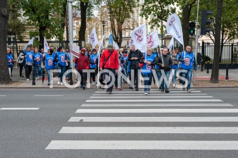  22.09.2018 WARSZAWA<br />PROTEST NAUCZYCIELI I RODZICOW PRZED MINISTERSTWEM EDUKACJI NARODOWEJ<br />N/Z UCZESTNICY WYDARZENIA Z TRANSPARENTAMI I FLAGAMI<br /> 