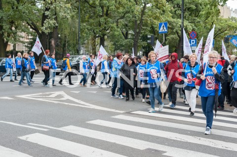  22.09.2018 WARSZAWA<br />PROTEST NAUCZYCIELI I RODZICOW PRZED MINISTERSTWEM EDUKACJI NARODOWEJ<br />N/Z UCZESTNICY WYDARZENIA Z TRANSPARENTAMI I FLAGAMI<br /> 