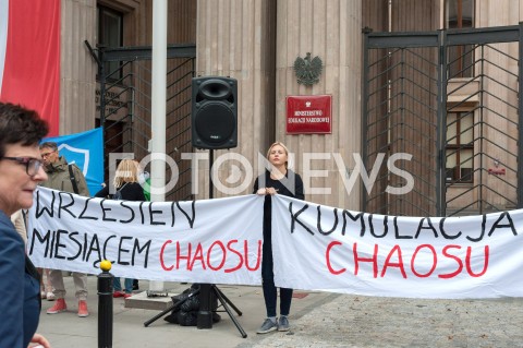  22.09.2018 WARSZAWA<br />PROTEST NAUCZYCIELI I RODZICOW PRZED MINISTERSTWEM EDUKACJI NARODOWEJ<br />N/Z UCZESTNICY WYDARZENIA Z TRANSPARENTAMI I FLAGAMI <br /> 
