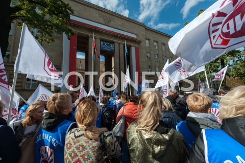  22.09.2018 WARSZAWA<br />PROTEST NAUCZYCIELI I RODZICOW PRZED MINISTERSTWEM EDUKACJI NARODOWEJ<br />N/Z UCZESTNICY WYDARZENIA Z TRANSPARENTAMI I FLAGAMI<br /> 
