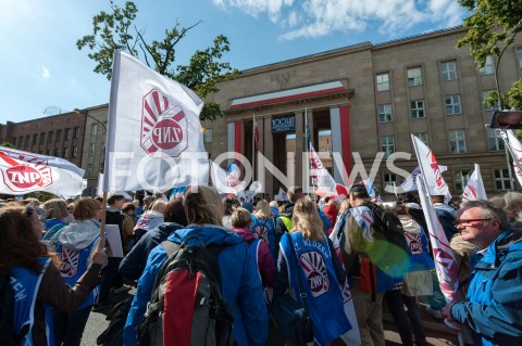  22.09.2018 WARSZAWA<br />PROTEST NAUCZYCIELI I RODZICOW PRZED MINISTERSTWEM EDUKACJI NARODOWEJ<br />N/Z UCZESTNICY WYDARZENIA Z TRANSPARENTAMI I FLAGAMI<br /> 