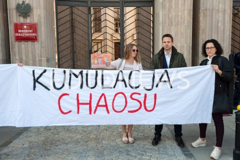  22.09.2018 WARSZAWA<br />PROTEST NAUCZYCIELI I RODZICOW PRZED MINISTERSTWEM EDUKACJI NARODOWEJ<br />N/Z RAFAL TRZASKOWSKI<br /> 