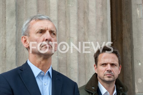  22.09.2018 WARSZAWA<br />PROTEST NAUCZYCIELI I RODZICOW PRZED MINISTERSTWEM EDUKACJI NARODOWEJ<br />N/Z SLAWOMIR BRONIARZ RAFAL TRZASKOWSKI<br /> 
