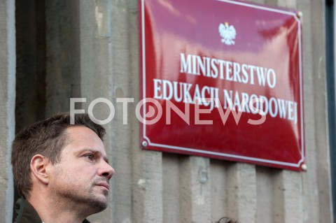 22.09.2018 WARSZAWA<br />PROTEST NAUCZYCIELI I RODZICOW PRZED MINISTERSTWEM EDUKACJI NARODOWEJ<br />N/Z RAFAL TRZASKOWSKI<br /> 