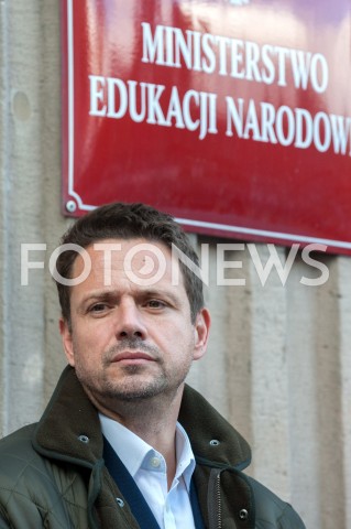  22.09.2018 WARSZAWA<br />PROTEST NAUCZYCIELI I RODZICOW PRZED MINISTERSTWEM EDUKACJI NARODOWEJ<br />N/Z RAFAL TRZASKOWSKI<br /> 