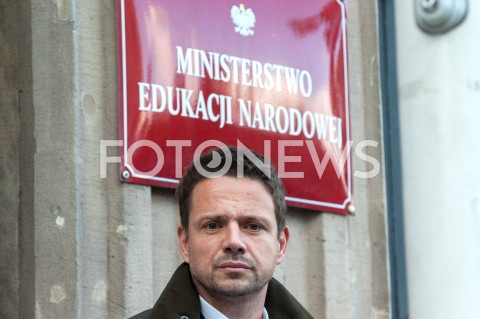  22.09.2018 WARSZAWA<br />PROTEST NAUCZYCIELI I RODZICOW PRZED MINISTERSTWEM EDUKACJI NARODOWEJ<br />N/Z RAFAL TRZASKOWSKI<br /> 
