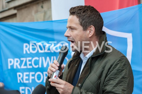  22.09.2018 WARSZAWA<br />PROTEST NAUCZYCIELI I RODZICOW PRZED MINISTERSTWEM EDUKACJI NARODOWEJ<br />N/Z RAFAL TRZASKOWSKI<br /> 