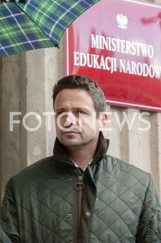  22.09.2018 WARSZAWA<br />PROTEST NAUCZYCIELI I RODZICOW PRZED MINISTERSTWEM EDUKACJI NARODOWEJ<br />N/Z RAFAL TRZASKOWSKI<br /> 