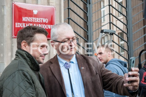  22.09.2018 WARSZAWA<br />PROTEST NAUCZYCIELI I RODZICOW PRZED MINISTERSTWEM EDUKACJI NARODOWEJ<br />N/Z RAFAL TRZASKOWSKI<br /> 