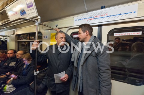 Grzegorz Schetyna i Rafał Trzaskowski w metrze w Warszawie