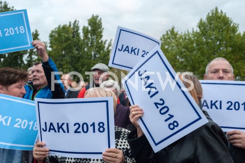  27.09.2018 WARSZAWA<br />SPOTKANIE PATRYKA JAKIEGO Z MIESZKANCAMI BRODNA<br />N/Z UCZESTNICY WYDARZENIA Z TRANSPARENTAMI<br /> 