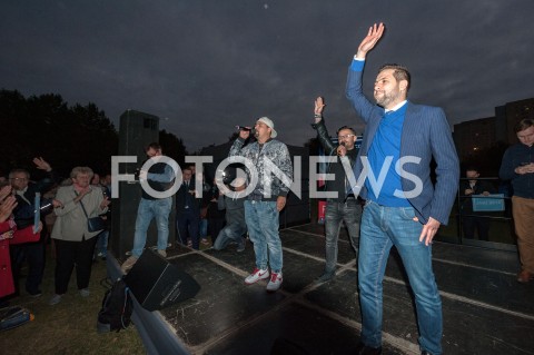  27.09.2018 WARSZAWA<br />SPOTKANIE PATRYKA JAKIEGO Z MIESZKANCAMI BRODNA<br />N/Z PATRYK JAKI PIOTR SZOT HCR<br /> 