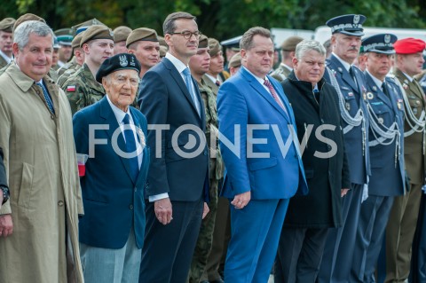  27.09.2018 WARSZAWA<br />
PIERWSZE CENTRALNE OBCHODY SWIETA WOJSKA OBRONY TERYTORIALNEJ<br />
N/Z JAROSLAW ZIELINSKI MAREK SUSKI PREMIER MATEUSZ MORAWIECKI JAROSLAW ZIELINSKI PULKOWNIK PLK JERZY MAJKOWSKI ( CZLONEK ZARZADU SWIATOWEGO ZWIAZKU ZOLNIERZY ARMII KRAJOWEJ )<br />
 