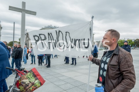  28.09.2019 WARSZAWA<br />PREZENTACJA ZAPOWIADAJACA POLSKA WYSTAWE GOSPODARCZA<br />N/Z PROTESTUJACY W TRAKCIE PRZEMOWIENIA PREZYDENTA NAPIS TRANSPARENT PRAWO DURNIU<br /> 