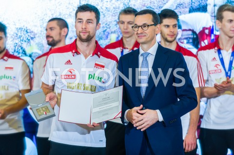  01.10.2018 WARSZAWA<br />SPOTKANIE PREMIERA Z MISTRZAMI SWIATA W PILCE SIATKOWEJ MEZCZYZN 2018<br />N/Z MICHAL KUBIAK PREMIER MATEUSZ MORAWIECKI<br /> 
