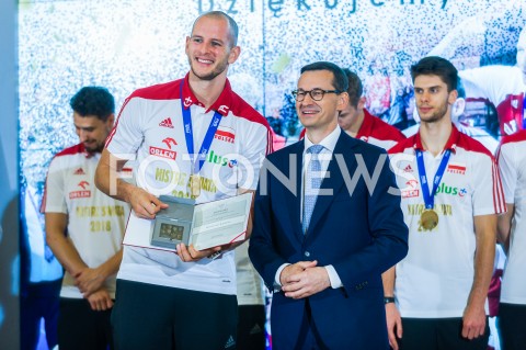  01.10.2018 WARSZAWA<br />SPOTKANIE PREMIERA Z MISTRZAMI SWIATA W PILCE SIATKOWEJ MEZCZYZN 2018<br />N/Z BARTOSZ KUREK PREMIER MATEUSZ MORAWIECKI<br /> 
