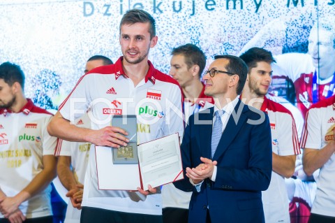  01.10.2018 WARSZAWA<br />SPOTKANIE PREMIERA Z MISTRZAMI SWIATA W PILCE SIATKOWEJ MEZCZYZN 2018<br />N/Z MATEUSZ BIENIEK PREMIER MATEUSZ MORAWIECKI<br /> 