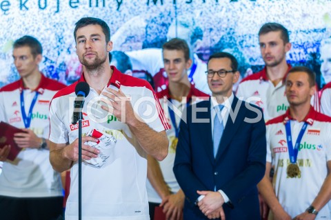  01.10.2018 WARSZAWA<br />SPOTKANIE PREMIERA Z MISTRZAMI SWIATA W PILCE SIATKOWEJ MEZCZYZN 2018<br />N/Z MICHAL KUBIAK PREMIER MATEUSZ MORAWIECKI<br /> 