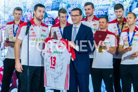  01.10.2018 WARSZAWA<br />SPOTKANIE PREMIERA Z MISTRZAMI SWIATA W PILCE SIATKOWEJ MEZCZYZN 2018<br />N/Z MICHAL KUBIAK PREMIER MATEUSZ MORAWIECKI<br /> 