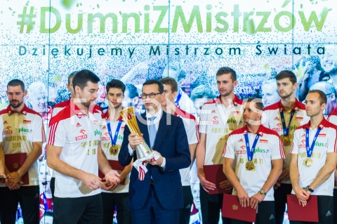  01.10.2018 WARSZAWA<br />SPOTKANIE PREMIERA Z MISTRZAMI SWIATA W PILCE SIATKOWEJ MEZCZYZN 2018<br />N/Z PREMIER MATEUSZ MORAWIECKI MICHAL KUBIAK<br /> 