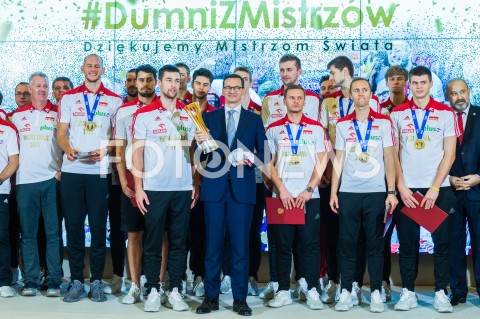  01.10.2018 WARSZAWA<br />SPOTKANIE PREMIERA Z MISTRZAMI SWIATA W PILCE SIATKOWEJ MEZCZYZN 2018<br />N/Z PREMIER MATEUSZ MORAWIECKI MICHAL KUBIAK SIATKARZE<br /> 