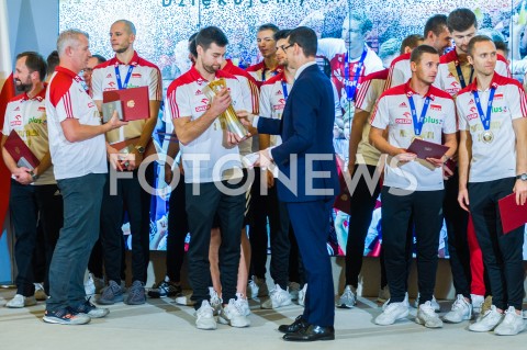  01.10.2018 WARSZAWA<br />SPOTKANIE PREMIERA Z MISTRZAMI SWIATA W PILCE SIATKOWEJ MEZCZYZN 2018<br />N/Z PREMIER MATEUSZ MORAWIECKI MICHAL KUBIAK SIATKARZE<br /> 